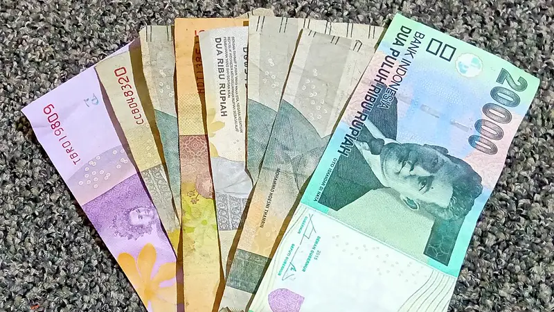Deretan uang kertas rupiah pecahan dua ribu hingga dua puluh ribu rupiah tersusun berjajar