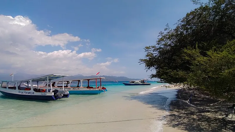 Perahu motor penyeberangan berlabuh di perairan dangkal pantai timur Gili Trawangan