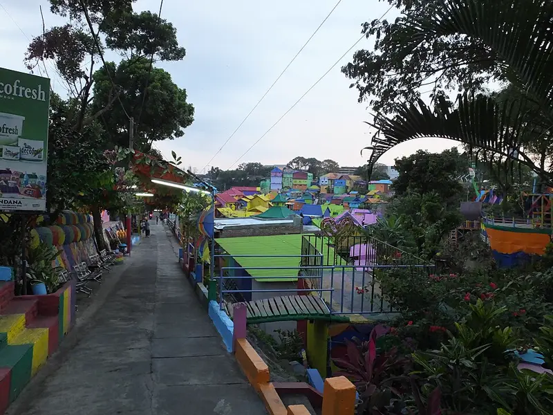 Panduan Wisata Kampung Warna-Warni: Foto, Etika, dan Tips