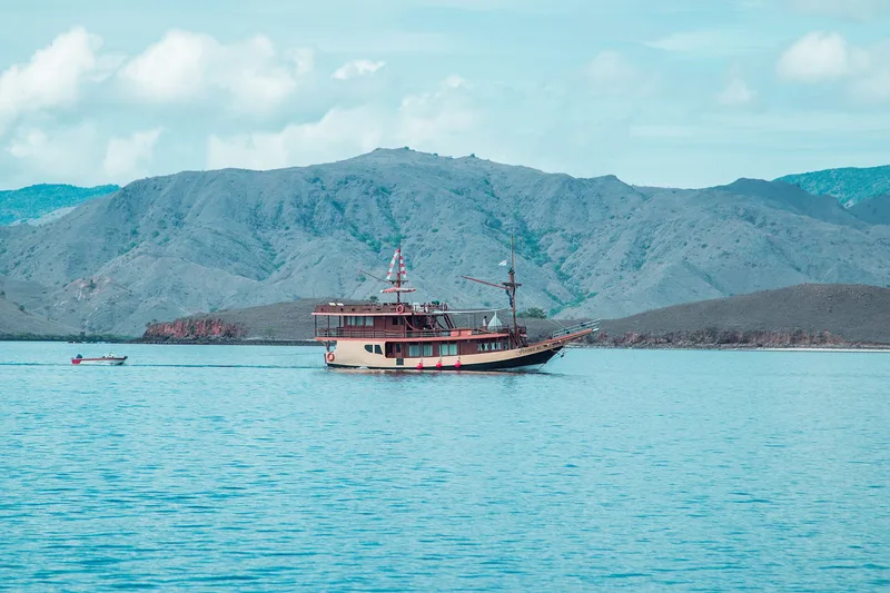 Panduan Wisata Kapal Phinisi: Liveaboard Komodo & Raja Ampat