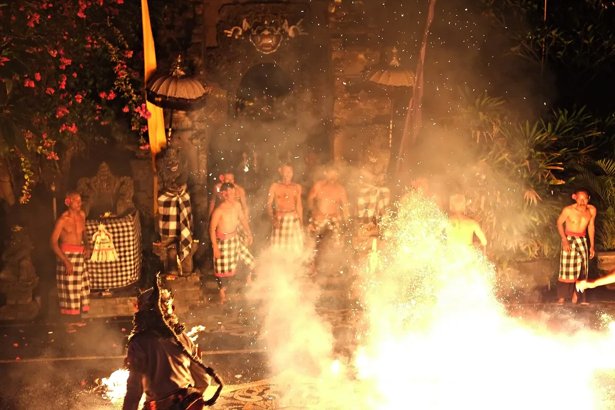 Adegan api pada pertunjukan Tari Kecak di kawasan Tanah Lot, penari pria berkain poleng mengelilingi kobaran api