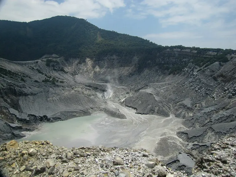 Pemandangan Kawah Ratu Tangkuban Perahu dari bibir kawah, dengan dinding kawah berlapis dan hutan di punggung gunung
