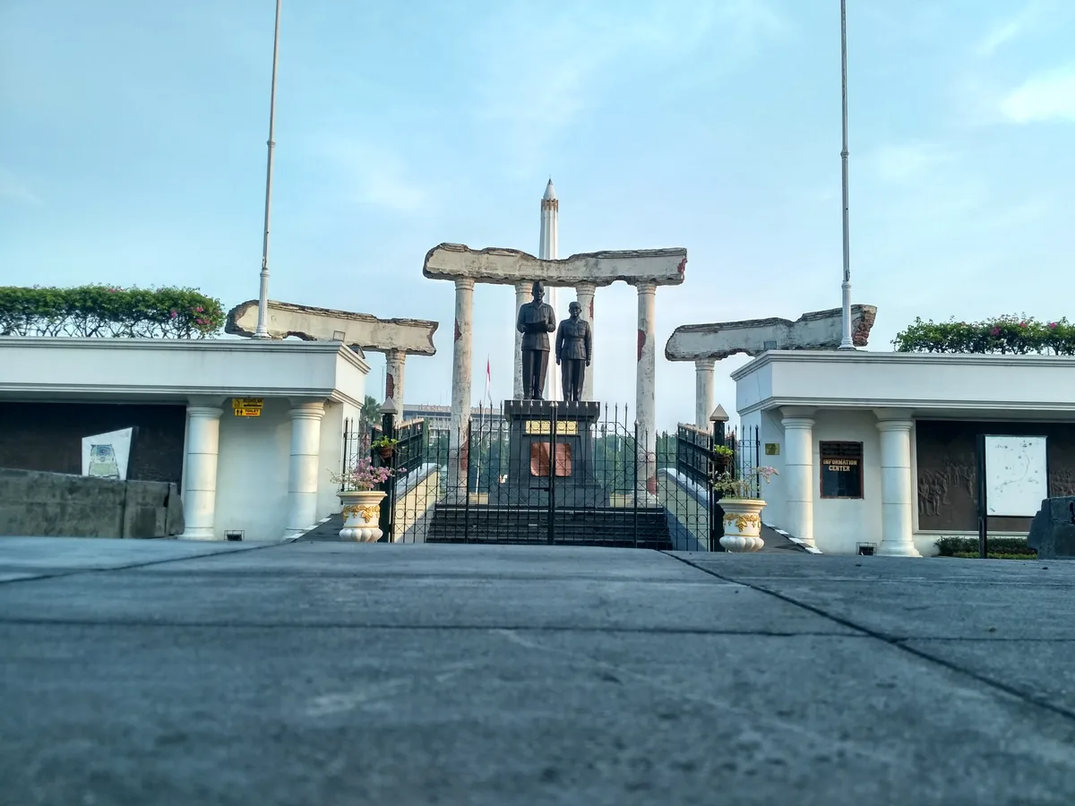 Patung Soekarno-Hatta dan replika reruntuhan bangunan di pintu masuk kompleks Tugu Pahlawan Surabaya