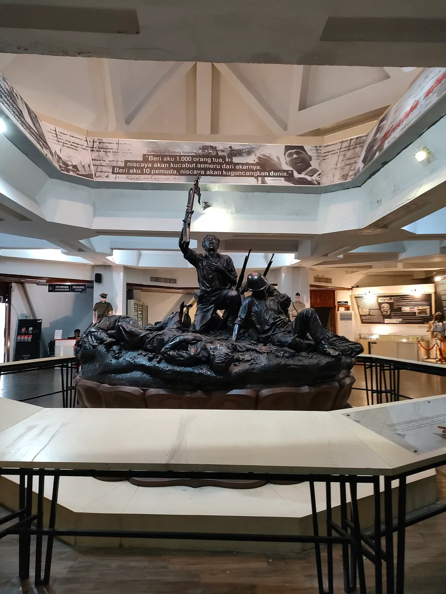 Ruang diorama di dalam Museum Sepuluh Nopember Surabaya dengan patung perunggu para pejuang