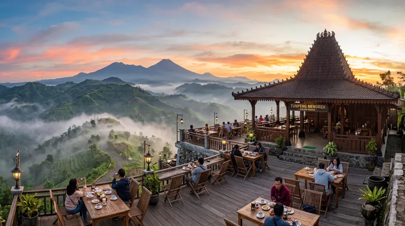 Pemandangan panorama 360 derajat dari Tumpeng Menoreh di pagi hari dengan kabut dan gunung