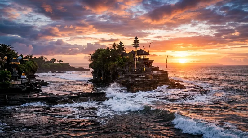 Pura Tanah Lot di Bali saat golden hour dengan ombak menghantam karang