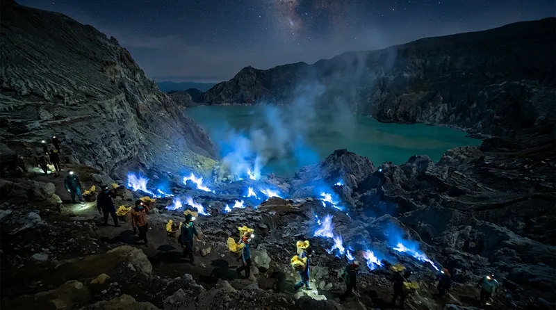Pemandangan gunung Bromo dan lautan pasir dari ketinggian