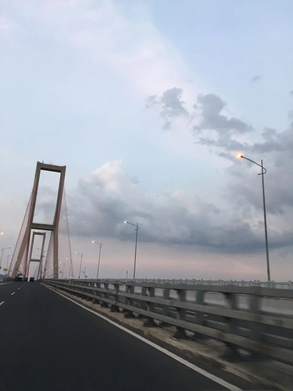 Jalan di atas Jembatan Suramadu menuju menara kabel utama saat langit sore